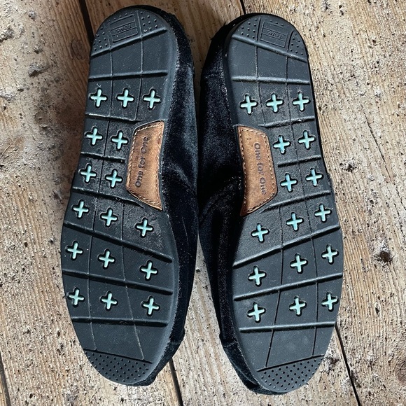TOMS Black Velvet Skull Slip-On Flats 8.5 Limited Edition Goth Chic - Picture 9 of 11